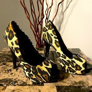 SALE‼️$20 Simpson Leopard Peep-Toe Pumps 8.5